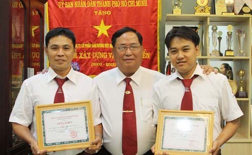 Ông Tạ Long Hỷ, Phó tổng giám đốc taxi Vinasun tặng giấy khen và tiền thưởng cho 2 tài xế