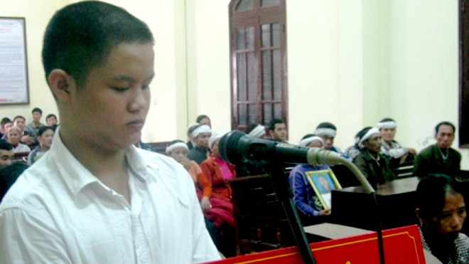 Bị cáo Trần Văn Bình vì sợ bại lộ chuyện xấu đã lấy đá đập liên tiếp vào đầu cho đến khi bé gái tử vong tại phiên tòa