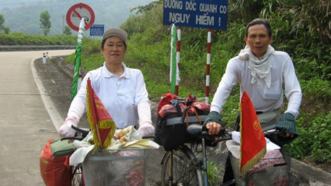 Vợ chồng bà Xuân ông Toàn trong chuyến đạp xe xuyên Việt năm 2010. Họ dừng chân nghỉ ngơi ở đèo Lò Xo dài 20 km thuộc địa phận huyện Đăk Glei, tỉnh Kon Tum. Ảnh: NVCC