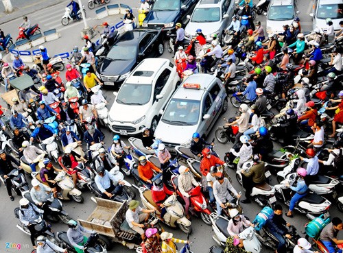 Sáng 19/4, ngày đầu công sở đi làm trở lại sau kỳ nghỉ lễ giỗ tổ Hùng Vương. Nhiều tuyến đường lâm vào cảnh ùn tắc kéo dài, trong đó có Nguyễn Chí Thanh, Trần Duy Hưng, Lê Văn Lương, Phạm Hùng...Phía dưới chân cầu vượt Nguyễn Chí Thanh không có lực lượng 