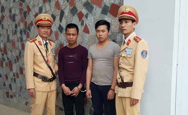 Tổ công tác đã tiến hành truy đuổi, bắt giữ 2 đối tượng cùng phương tiện về Công an tỉnh Lào Cai giải quyết. Ảnh: Công an Nhân dân