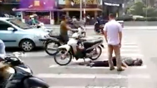 Ông cụ bị đôi nam nữ đi xe máy tông ngã sấp giữa đường