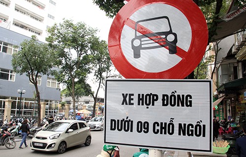 Biển cấm xe Uber, Grab trên đường phố Hà Nội