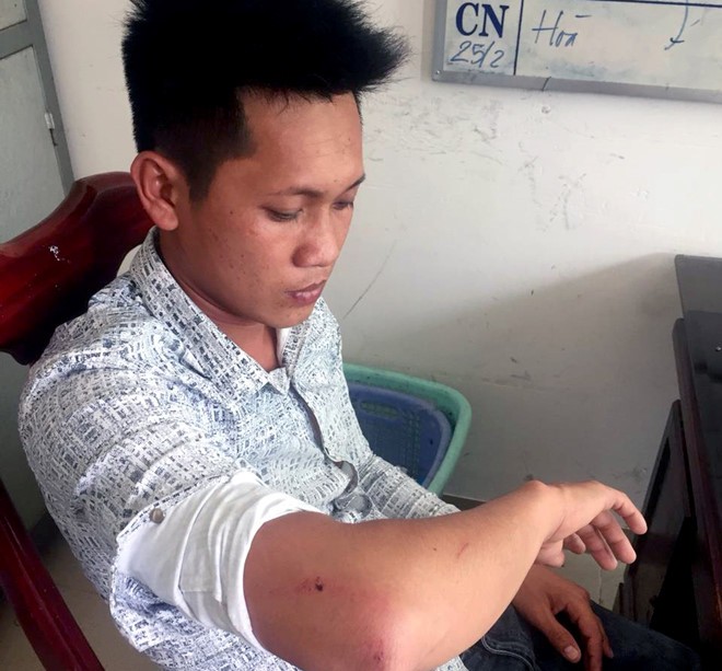 Phạm Thanh Khánh cho rằng vì bị đánh nên đã cầm dao đâm khiến một người chết, 2 người khác bị thương