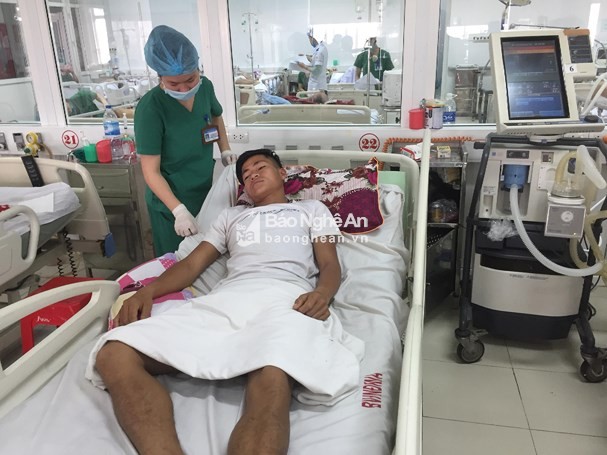 Nạn nhân Lữ Văn Khăm may mắn sống sót hiện đã hồi tỉnh và tiếp tục được điều trị tích cực tại Khoa Chống độc Bệnh viên Hữu Nghị Đa khoa Nghệ An