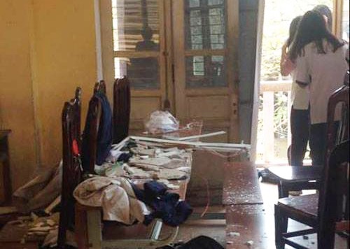 Hình ảnh tại phòng học lớp 12A12 trường THPT Trần Nhân Tông sau vụ sập vữa trần nhà ngày 20/3