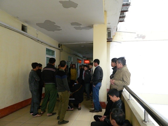 Sáng 8/4, rất đông người nhà nạn nhân Trang tập trung tại bệnh viện Đa khoa tỉnh Hà Tĩnh yêu cầu làm rõ việc Trang nhập viện trong tình trạng nguy kịch