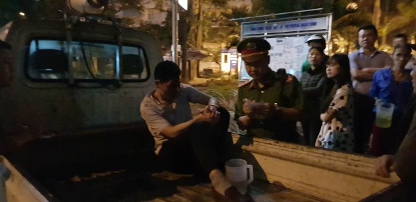 Tài xế xe bán tải bị một số người dân bức xúc đánh