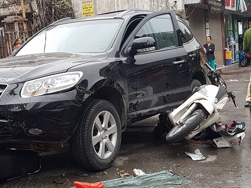 Xe Santafe gây tai nạn liên hoàn trên phố Phương Mai, quận Đống Đa