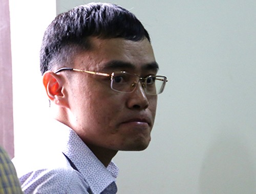 Bị cáo Phong tươi cười bắt tay người thân trước khi bước vào phòng xử án