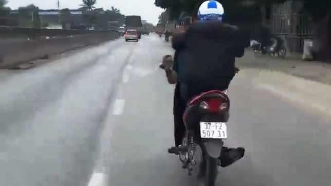 Bùi Xuân Ba (SN 1987) đi xe máy bằng chân (ảnh cắt từ clip)