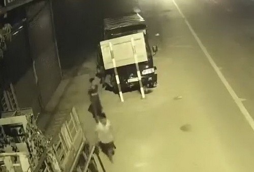 Hai thiếu niên bỏ chạy khi ôtô tải gây tai nạn tại huyện Long Thành. Ảnh: Cắt từ video