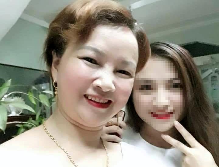 Bà Trần Thị Hiền chụp ảnh cùng con gái Cao Mỹ Duyên. Ảnh: FBNV