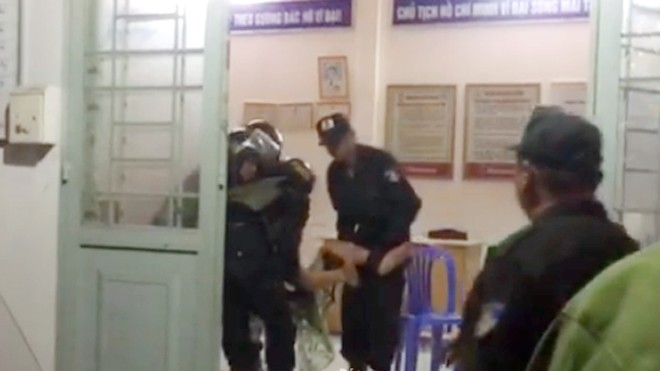 Lực lượng cảnh sát cơ động khống chế người chồng và đưa ra khỏi nhà