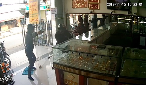 Lực và Ayũn cướp tiệm vàng. Ảnh cắt từ video