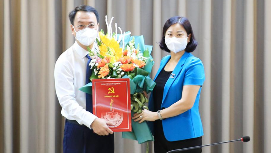 Phó Bí thư Thường trực Thành uỷ Hà Nội Nguyễn Thị Tuyến trao quyết định cho ông Trần Đình Cảnh