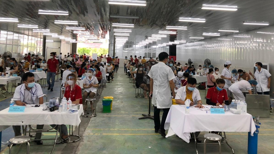 Triển khai tiêm vắc xin cho hàng nghìn công nhân KCN Quang Minh (huyện Mê Linh)