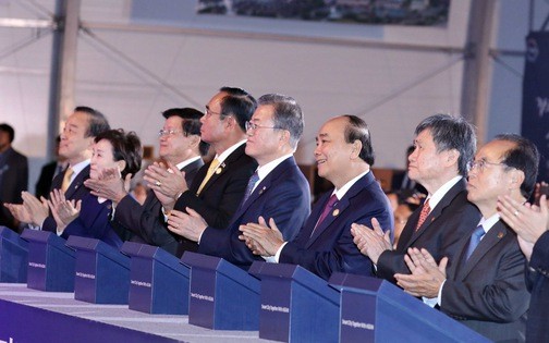 Tổng thư ký ASEAN Lim Jock Hoi, Thủ tướng Chính phủ VN Nguyễn Xuân Phúc, Tổng thống Hàn Quốc Moon Jae-in, Thủ tướng Thái Lan Prayut Chan-o-cha, Thủ tướng Lào Thongloun Sisoulith và các đại biểu thực hiện nghi thức động thổ thành phố thông minh