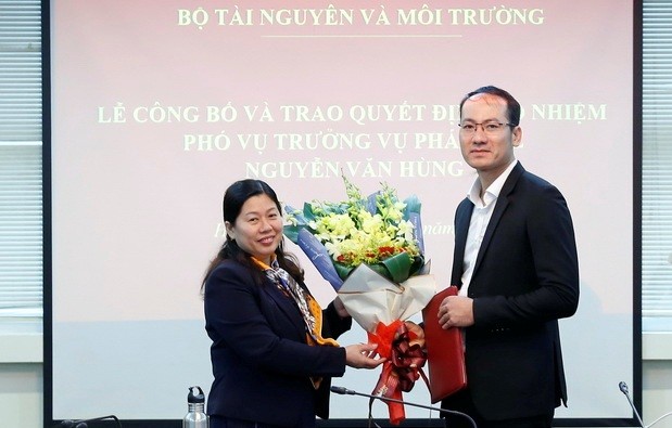 Thứ trưởng Nguyễn Thị Phương Hoa trao quyết định và chúc mừng đồng chí Nguyễn Văn Hùng.