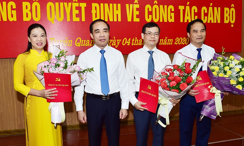 Bí thư Tỉnh ủy Tuyên Quang Chẩu Văn Lâm chúc mừng các cán bộ được Thủ tướng Chính phủ phê chuẩn chức vụ mới.