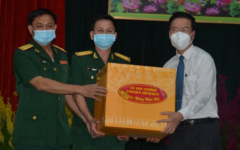 Đồng chí Võ Văn Thưởng, Ủy viên Bộ Chính trị, Thường trực Ban Bí thư tặng quà cho Sư đoàn 9.
