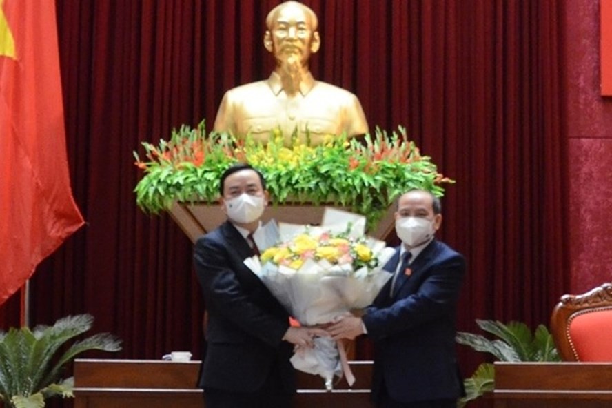 Ông Bùi Đức Hinh, Chủ tịch HĐND tỉnh Hòa Bình tặng hoa chúc mừng ông Quách Tất Liêm (bên trái) được bầu giữ chức Phó Chủ tịch UBND tỉnh.