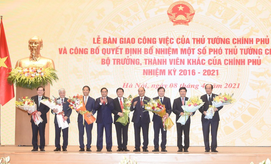 Chủ tịch nước Nguyễn Xuân Phúc tặng hoa Thủ tướng Phạm Minh Chính. Ảnh: VGP/Quang Hiếu