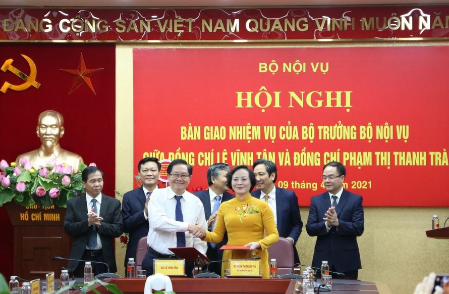 Đồng chí Lê Vĩnh Tân bàn giao nhiệm vụ Bộ trưởng Bộ Nội vụ cho đồng chí Phạm Thị Thanh Trà.