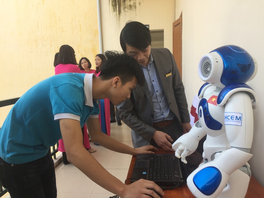 Sinh viên trường CĐ Cơ điện Hà Nội đang thực hành với robot. Ảnh: Q.H