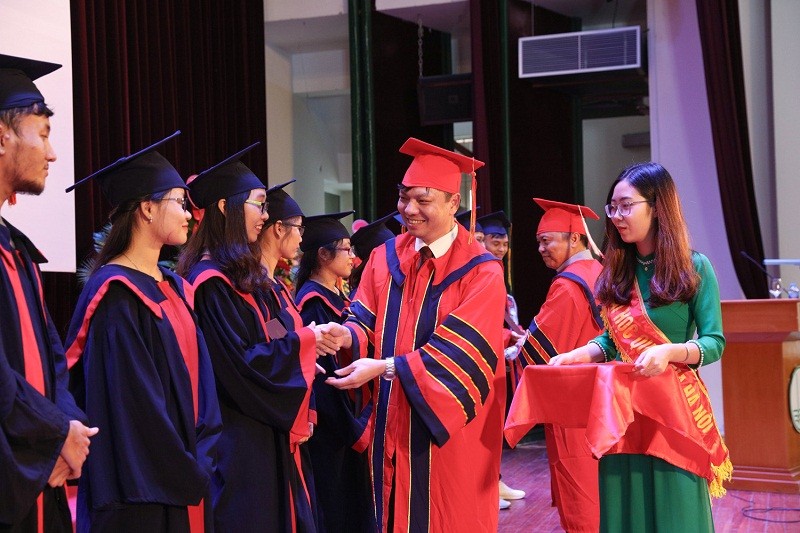 Các bác sĩ đa khoa đầu tiên của ĐH Quốc gia Hà Nội nhận bằng tốt nghiệp