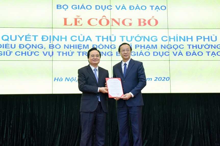 Bộ trưởng Phùng Xuân Nhạ trao Quyết định bổ nhiệm cho tân thứ trưởng Bộ GD&ĐT Phạm Ngọc Thưởng