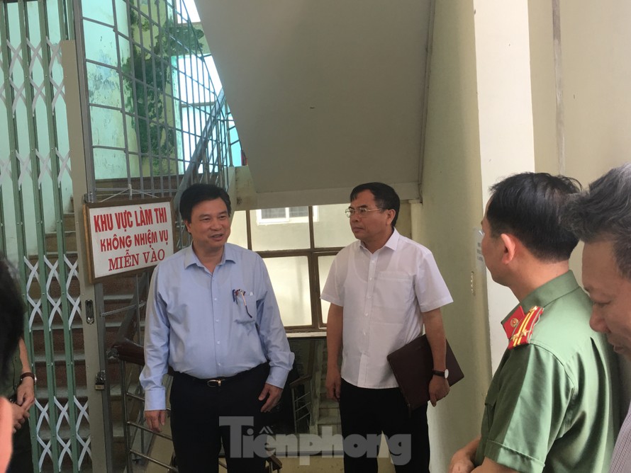 Thứ trưởng Bộ GD&ĐT kiểm tra công tác in sao đề thi tại kỳ thi THPT quốc gia 2018. Ảnh NGHIÊM HUÊ