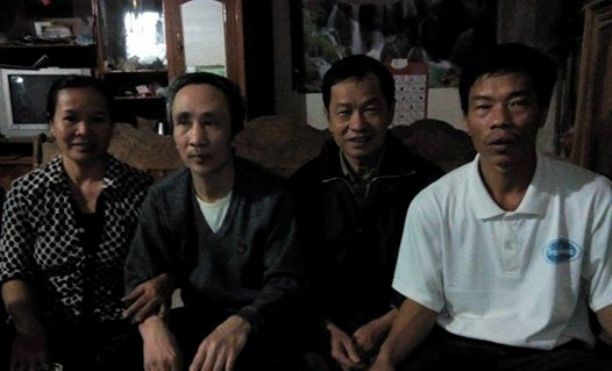Ông Hàn Đức Long (thứ 2 từ trái sang) cùng gia đình. Ảnh FB LS. N.G.Trai
