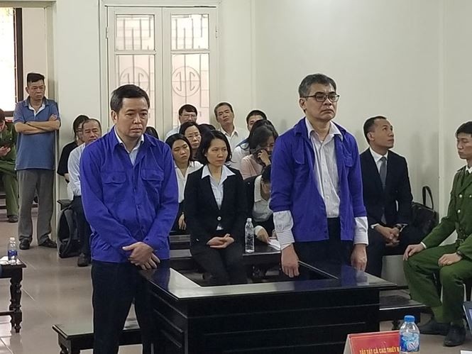 Từ trái qua, các bị cáo Võ Quang Huy, Từ Thành Nghĩa.
