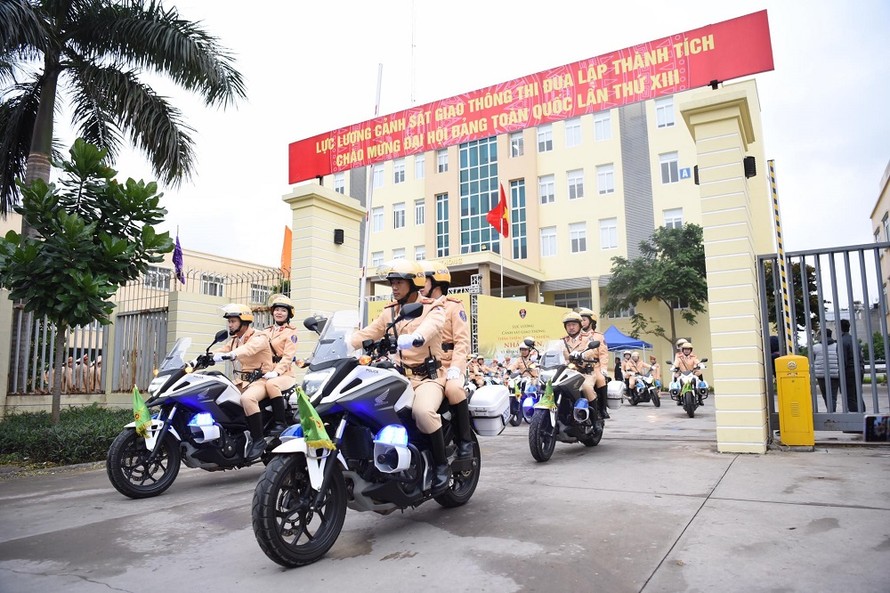 Cảnh sát giao thông ra quân sáng 15/12.