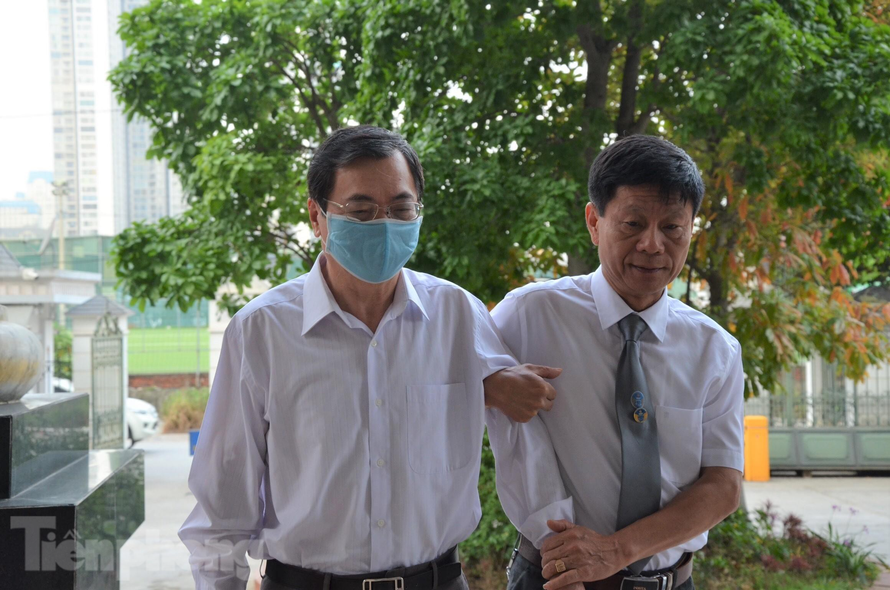 Ông Vũ Huy Hoàng được luật sư dìu tới tòa Hà Nội trong sáng 22/4.