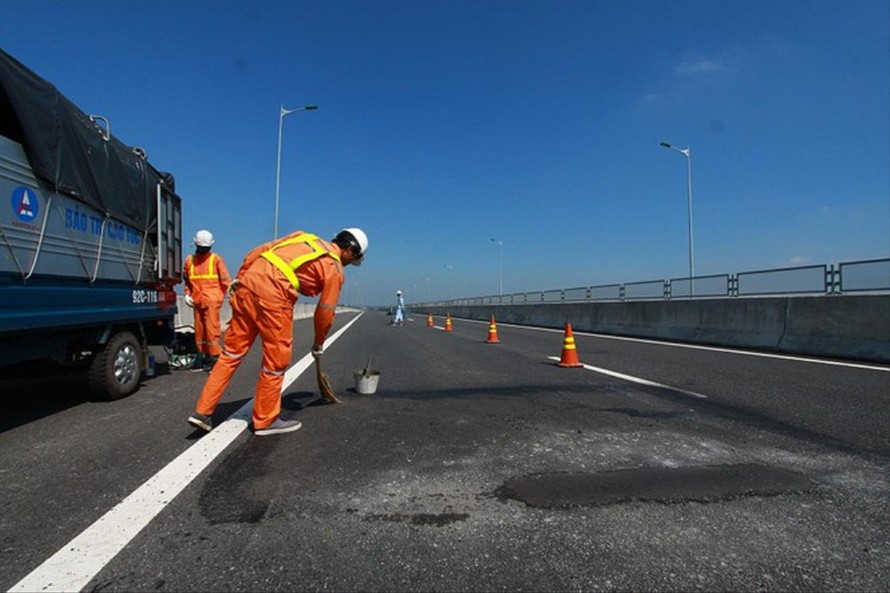 Công nhân sửa chữa cao tốc Đà Nẵng - Quảng Ngãi vào năm 2018.