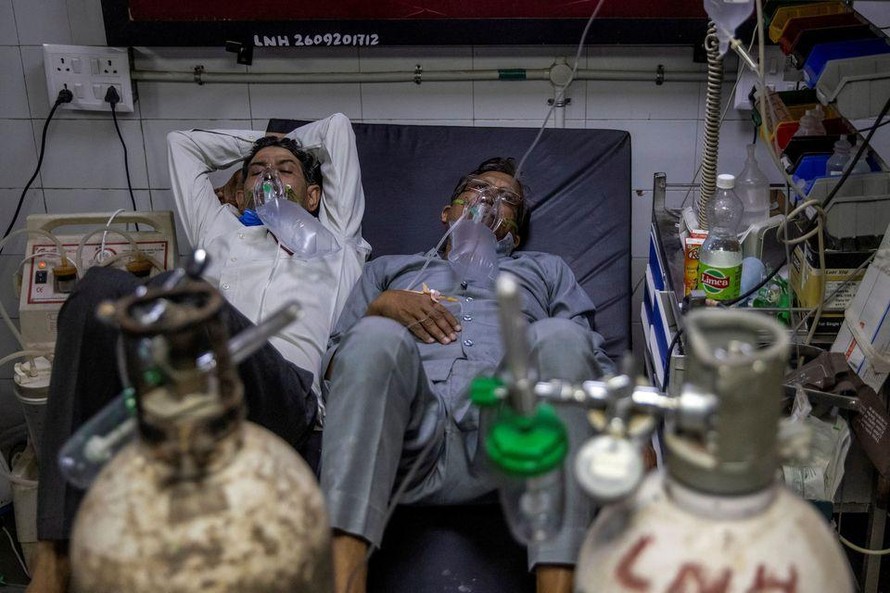 Bình oxy được sử dụng trong điều trị bệnh nhân COVID-19 tại một bệnh viện ở Ấn Độ. Ảnh: Reuters.