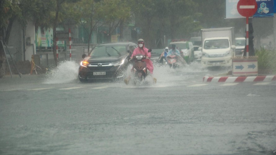 Do áp thấp nhiệt đới suy yếu từ bão Côn Sơn ít di chuyển nên đất liền từ Đà Nẵng đến Quảng Ngãi vẫn có gió giật mạnh trong tối nay. Ảnh: Nguyễn Thành.