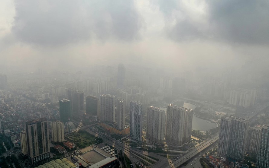 Tại thủ đô Hà Nội, ô nhiễm nghiêm trọng tiếp diễn ngày thứ ba. Ảnh: Zing 