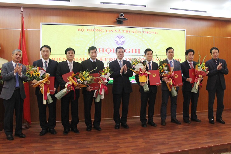Bộ trưởng Nguyễn Mạnh Hùng trao quyết định điều động và bổ nhiệm cho các cán bộ sáng nay. Ảnh: Mic.gov.vn