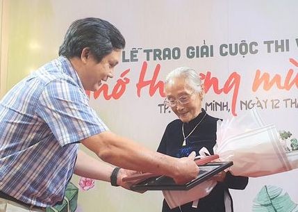 Cụ bà 90 tuổi lập 'cú đúp' giải thưởng trong cuộc thi viết tản văn 'Nhớ thương mùi Tết'