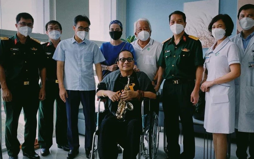 Nghệ sĩ Trần Mạnh Tuấn tặng Phó Thủ tướng Vũ Đức Đam bản nhạc 'Diễm xưa' tại Bệnh viện 175