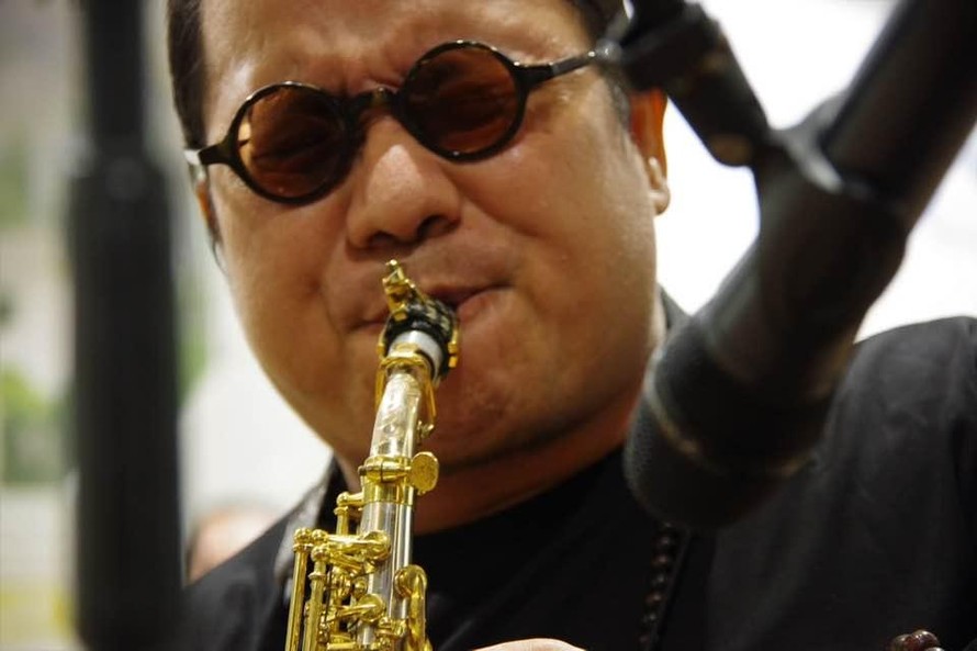 Nhạc sỹ Trần Tiến và nghệ sĩ saxophone Trần Mạnh Tuấn say mê trình diễn tại bệnh viện