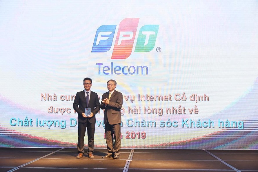 Ông Chu Hùng Thắng – Phó Tổng Giám đốc FPT Telecom nhận kỷ niệm chương từ ban tổ chức.