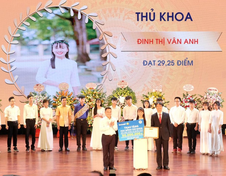 TGĐ Tập đoàn Bảo Việt trao tặng học bổng thủ khoa cho ĐHKTQD