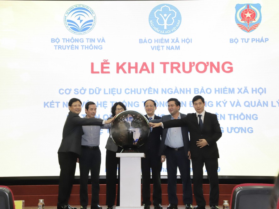 Đại diện các bộ ngành và BHXH Việt Nam nhấn nút khai trương CSDL chuyên ngành BHXH và kết nối qua NGSP