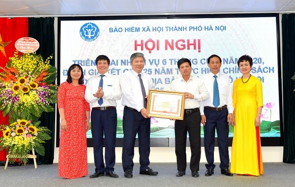 Thừa ủy quyền của Thủ tướng, Phó Chủ tịch UBND TP Ngô Văn Quý trao tặng Bằng khen cho BHXH TP.Hà Nội