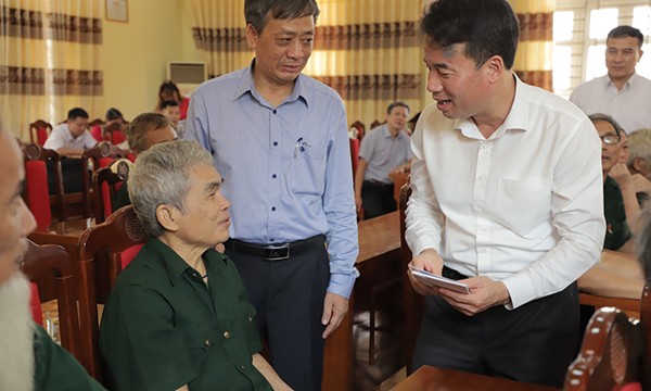 Tổng giám đốc BHXH Việt Nam Nguyễn Thế Mạnh hỏi thăm sức khỏe và cuộc sống của các thương binh, bệnh binh