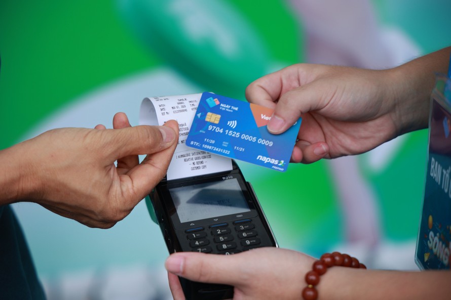 Thẻ chip Vietbank Napas thích hợp với nhiều hình thức thanh toán đặc thù như mua sắm tại các trung tâm thương mại, cửa hàng tiện lợi, mua xăng dầu, phí giao thông công cộng - Bus, Metro…